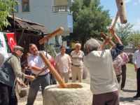 Cracking wheat for keşkek